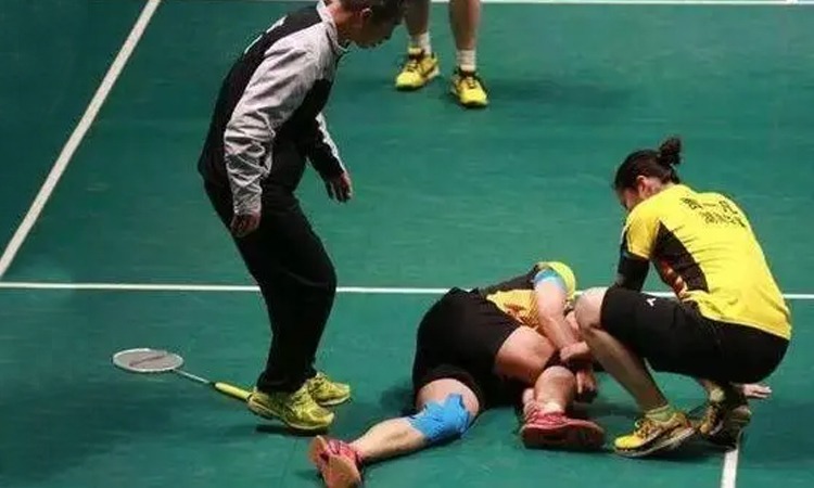 太罕见！库里6年来首次扣篮，勇士替补席瞬间沸腾